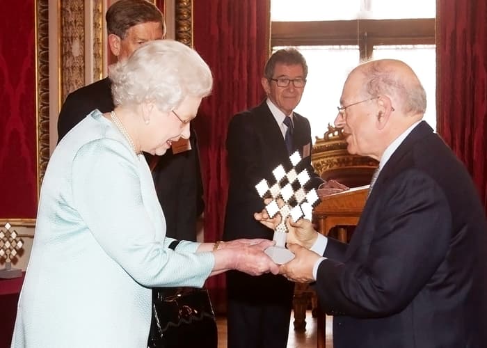 Her Majesty The Queen presenting the QE Prize trophy to Bob Kahn